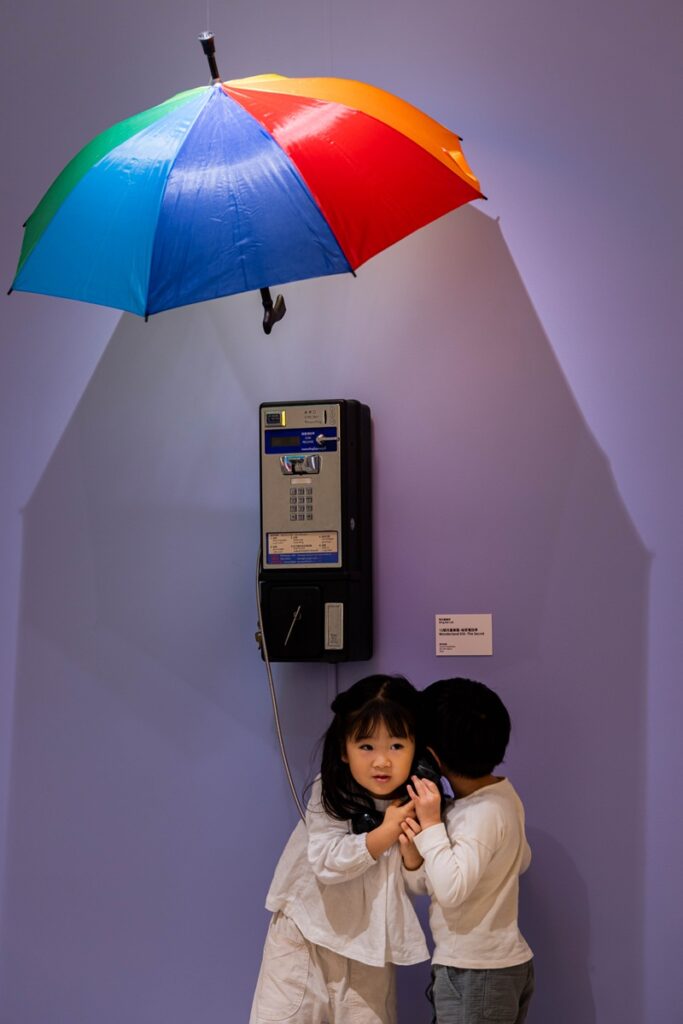 明白實驗所《13號兒童樂園秘密電話亭》，2026，聲音裝 置，50 × 40 × 80 公分。圖像由 藝術家與臺北市立美術館提 供。 