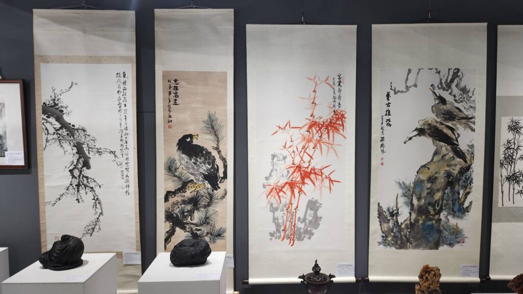 ▲洪啟義老師展出他所收藏的知名水墨畫家的作品，展現書畫家優質的創作功力，讓人眼界大開。（記者 辛澎祥/攝）
