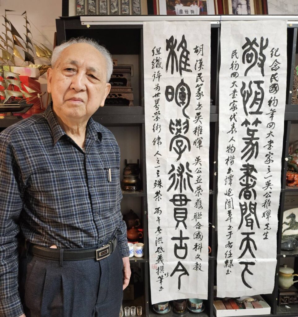 ▲洪啟義老師與他所書寫的「敬恒堂」的篆體文，在當年成為重要的史實記載事件，至今仍令人津津樂道。（圖/洪啟義 提供）