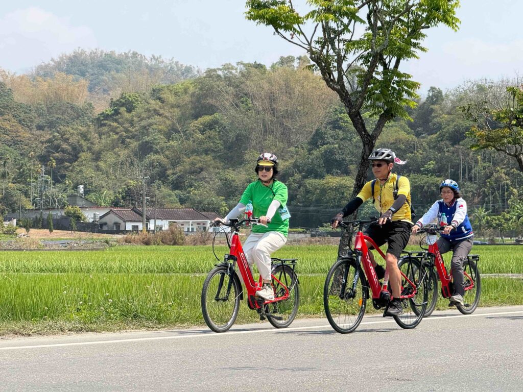 ▲全臺自行車年度接力賽,貴賓也熱情參與。(圖/觀光署 提供)