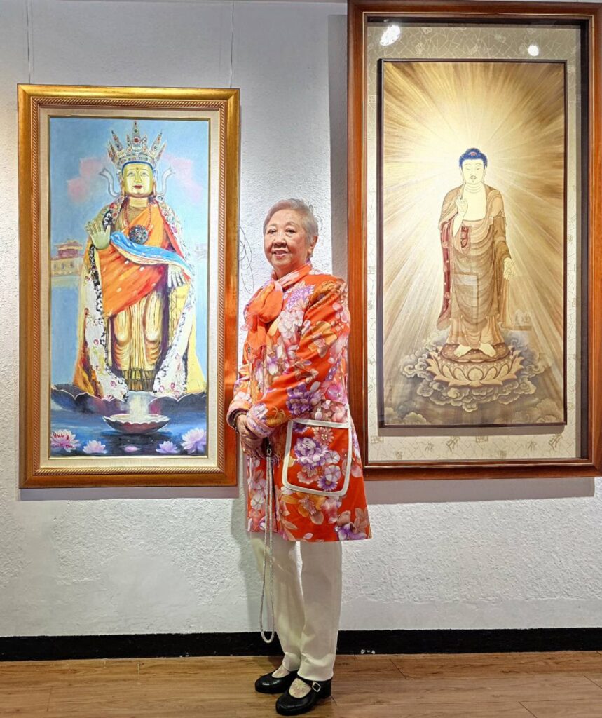 ▲參展藝術家許秀子老師特別在她的創作作品「壇香佛」前合影，對她的創作過程，表達畫作的努力與歷經困苦過程中的所獲，得來不易，令人感動。（記者 詹佳綺/攝）