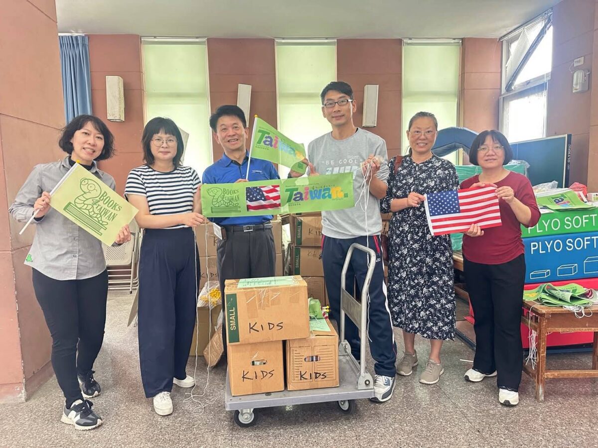 萬卷洋書跨海抵達南投  24所學校參與免費外文書索取計畫  領書活動於名間國小熱烈展開