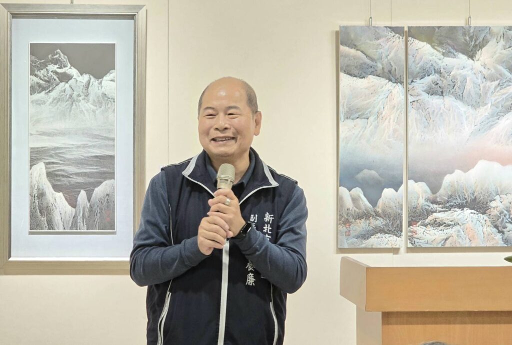 ▲新北市土城區副區長祝養廉在聯展開幕式上致詞時表示，十人聯展的作品豐富多元，提昇了土城在地文化水準，期待未來能有更多書畫團體與藝術家個人都土城來交流展出。（記者 詹佳綺/攝）