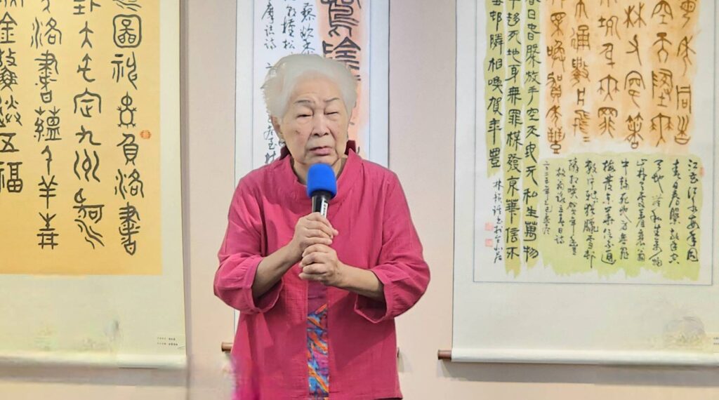 ▲臺灣女書法家學會顧問謝季芸老師,在中華婦女書會作品展的開幕式上致詞表示,書會傳承謝宗安大師的風範,展現了書家緊密向心力,備受讚譽。(記者 詹佳綺/攝)