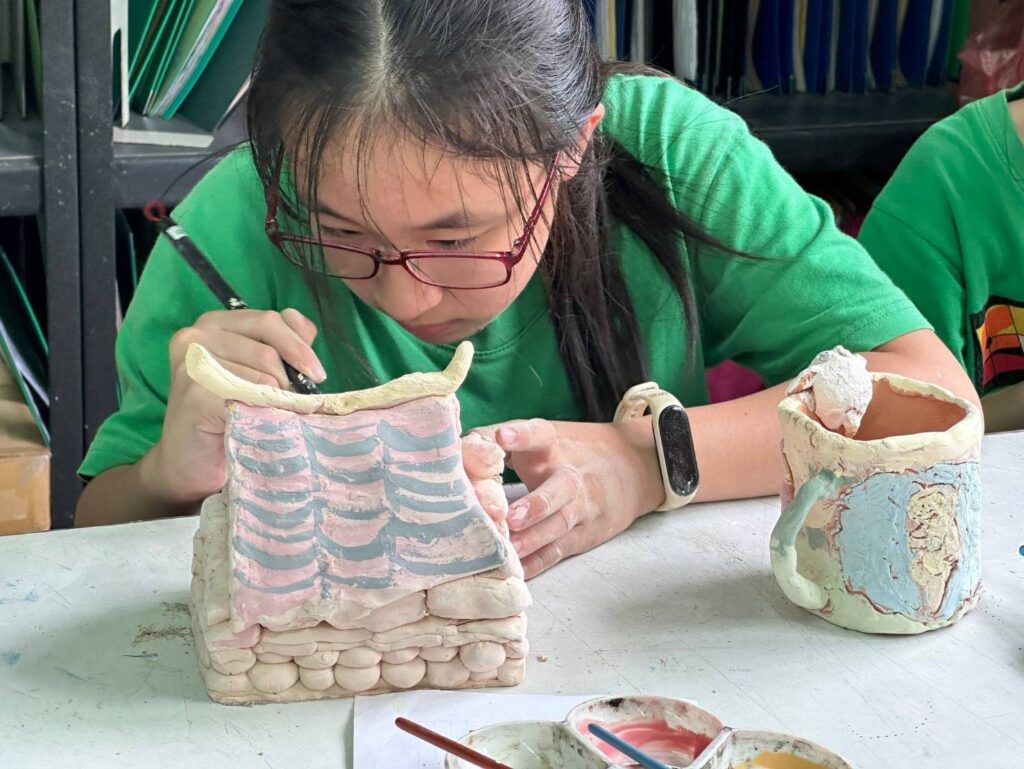 ▲工藝漫活走進校園，讓學童們樂在其中。（圖/工藝中心 提供）