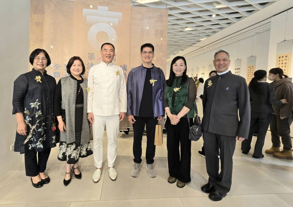 ▲和氣大愛文教基金會創辦人周瑞宏教授(左三)暨基金會管理主管階層與貴賓開心合影留念。(記者 詹佳綺/攝)