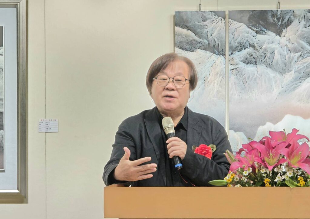 ▲國立臺灣師範大學前藝術學院院長李振明教授指出，這次展出的創作者之作品，走出與學院體系不同的藝術風格，藉由摸索與實驗，將到被認可的路徑，他肯定參展者的努力與用心。（記者 詹佳綺/攝）
