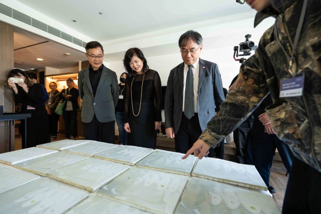 ▲臺南藝術大學邱上嘉校長(右)在畫廊協會秘書長游文玫(中)的陪同下參觀展出作品。(圖/畫廊協會 提供)