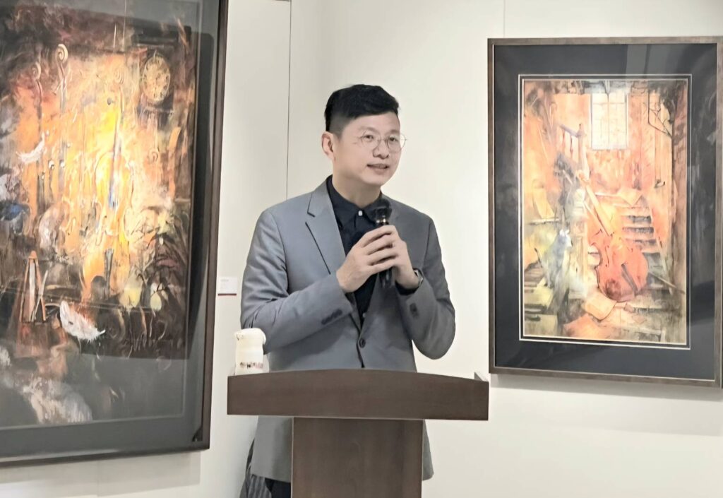 ▲玄奘大學助理教授張家榮，說明了張綺舫的創作軌跡，質感清晰，表現亮麗，藝術展現的能量驚人，是一位不可多得的才女型藝術家。（圖/張綺舫 提供）