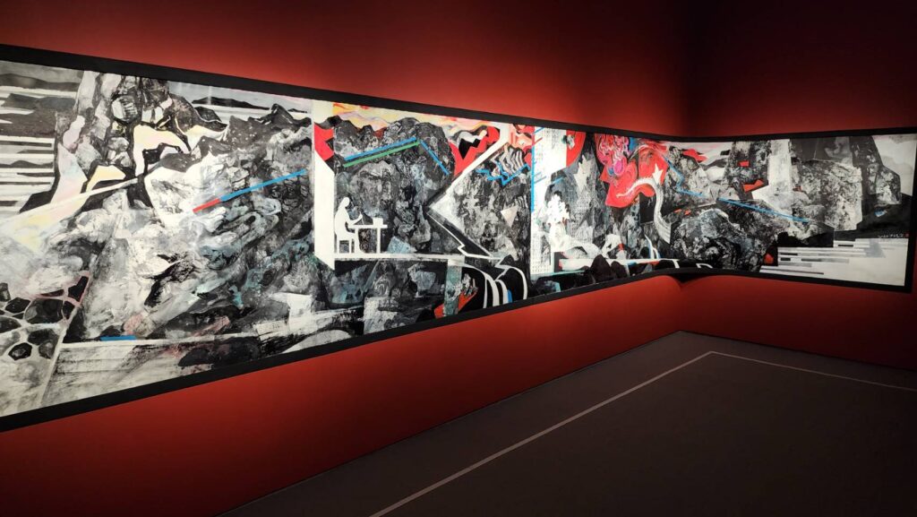 ▲洪根深作品「龍行」,以他一貫的多媒材後水墨風格,作品結構有直線曲線,表現水流山岩節理,整體觀之,氣勢與內韻兼具,為觀者在觀展之餘產生情感牽動心緒。(記者 辛澎祥/攝)