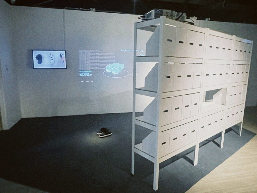 府中15《影像變奏曲》，展出藝術家⿈意雯〈兩腳書櫥〉，將觀者步伐轉化為輸入訊號，重組成看似正經的學術論⽂素材。（圖/府中15提供）