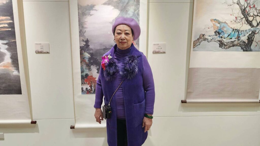 ▲率領香港藝術家來臺舉行創作聯展的香港知名嶺南派畫家伍月柳教授，顯得神情相當愉快。（記者 詹佳綺/攝）