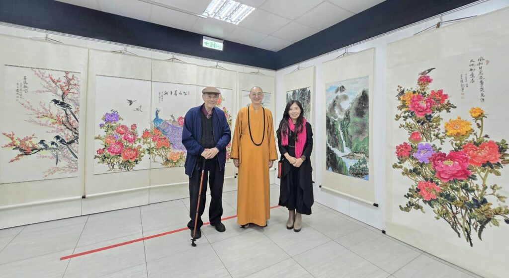 ▲中國書法藝術基金會董事長連勝彥大師（左起）廣修禪寺助持大慧法師與女書法家潘珮君理事長，在呂玉環老師書畫作品特區合影留念。（記者 詹佳綺/攝）
