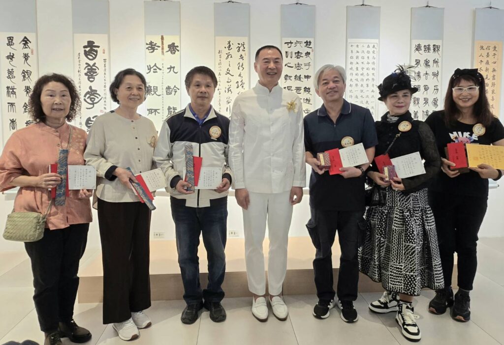 ▲和氣大愛文教基金會創辦人周瑞宏教授(中)與書法比賽長青組的前三名得獎人合影留念。(記者 詹佳綺/攝)