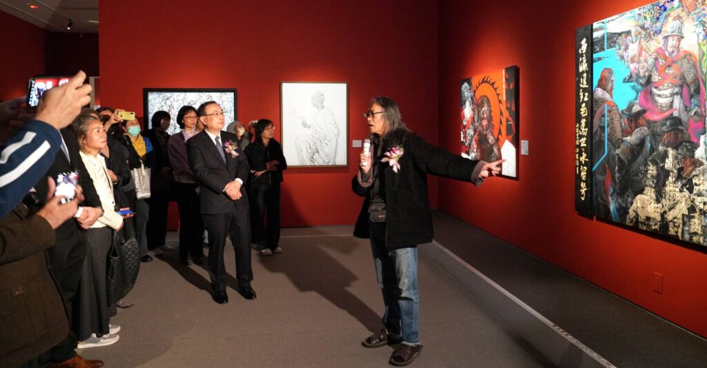 ▲洪根深教授(右)在展場為出席展覽開幕式的貴賓進行作品導覽,受到高度讚賞與肯定。(圖/創價美術館 提供)