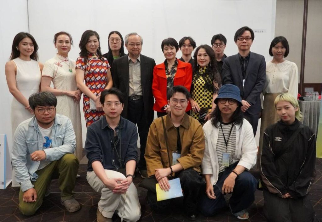 ▲出席高雄藝博會開幕式的主協辦方、貴賓與參展藝術家在展場合影留念。（圖/大苑藝術 提供）