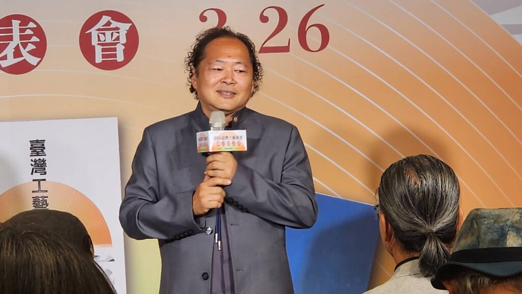 ▲臺灣工藝聯盟總會長葉志誠致詞時肯定工藝中心陳殿禮主任所帶領的優質團隊,在出版三本工藝專書所展現的專業實力與能力,備受好評。(記者 辛澎祥/攝)