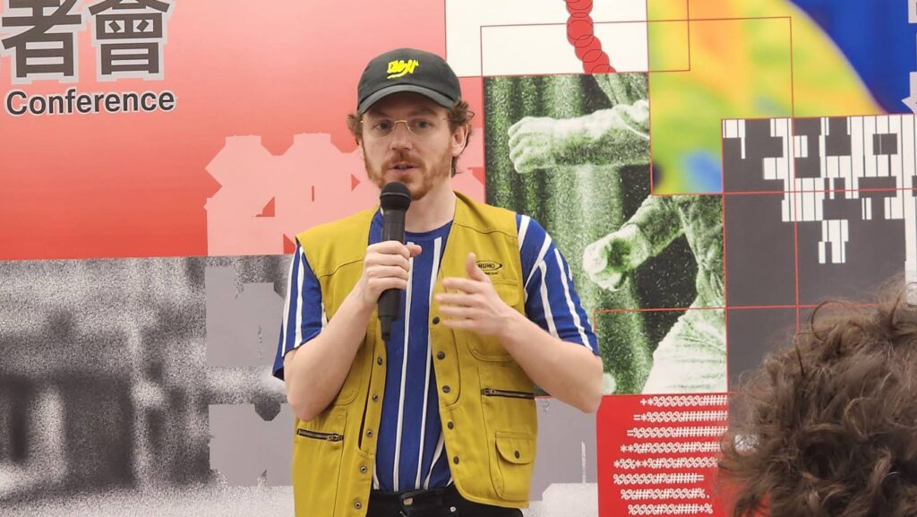 ▲參展的國際藝術家代表,說明自己作品創作的想法,也暢談這次參展的心境。(記者 辛澎祥/攝)