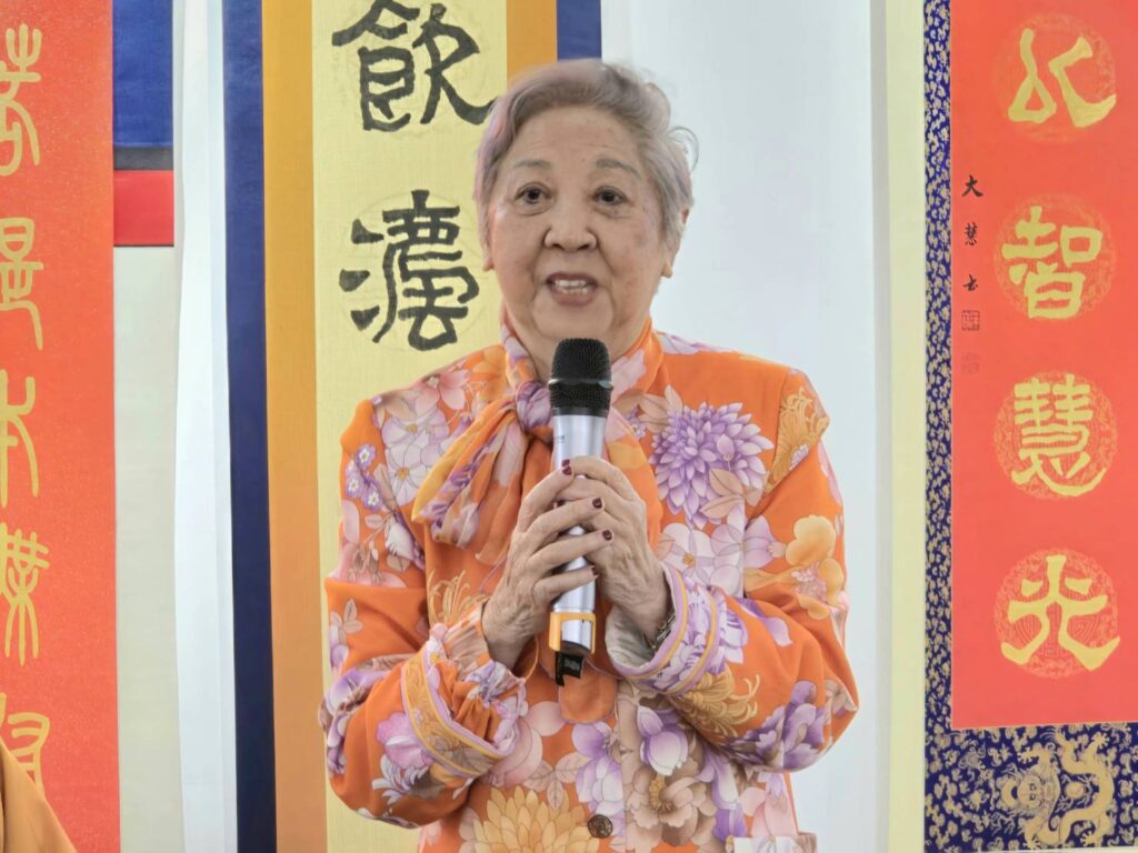 ▲財團法人樹河社會福利基金會董事長許秀子，在講座中說明了她長徒跋涉前往西伯利亞繪畫壇香佛的心路歷程，讓人十分感動。（記者 詹佳綺/攝）