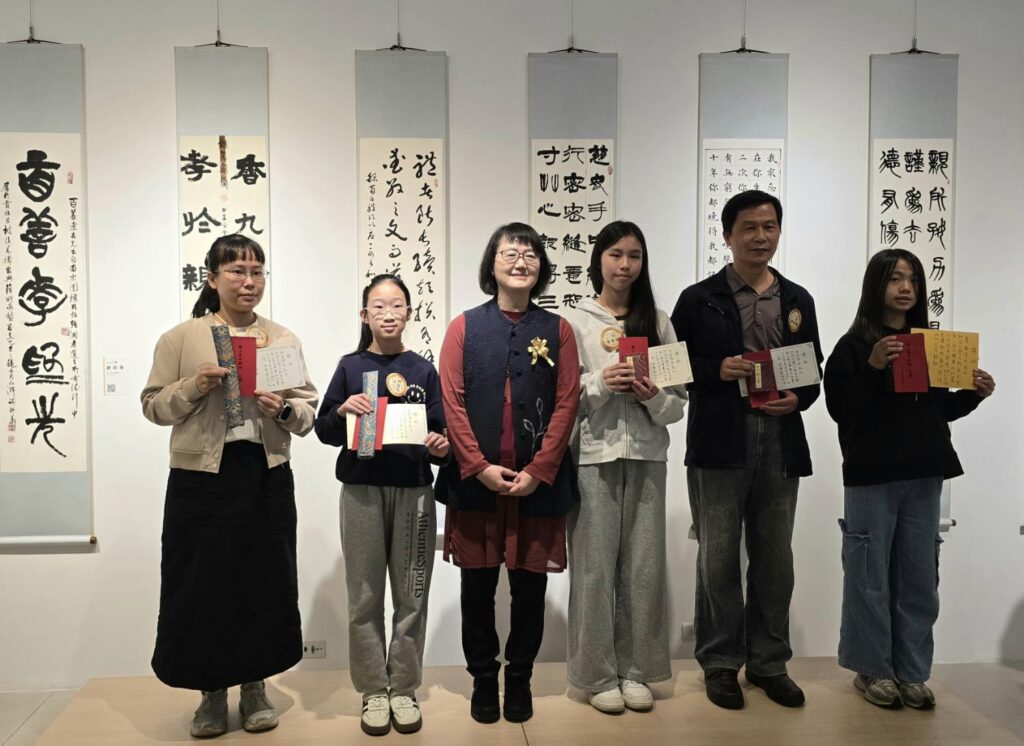 ▲澹廬文教基金會董事長,也是知名女書法家的連瑞芬老師(左三)頒獎給國小高年級組前三名得獎人後合影留念。(記者 詹佳綺/攝)