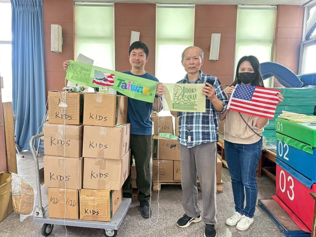 ▲成箱的洋書進入校園,將提供給24所南投中小學使用。(圖/南投文化局 提供)