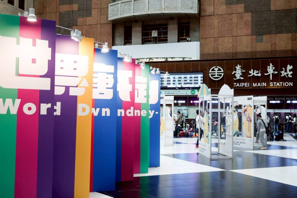 ▲臺北車站大廳展出的特展作品，格外醒目，引起旅客與民眾的注意。（圖/臺鐡公司 提供）