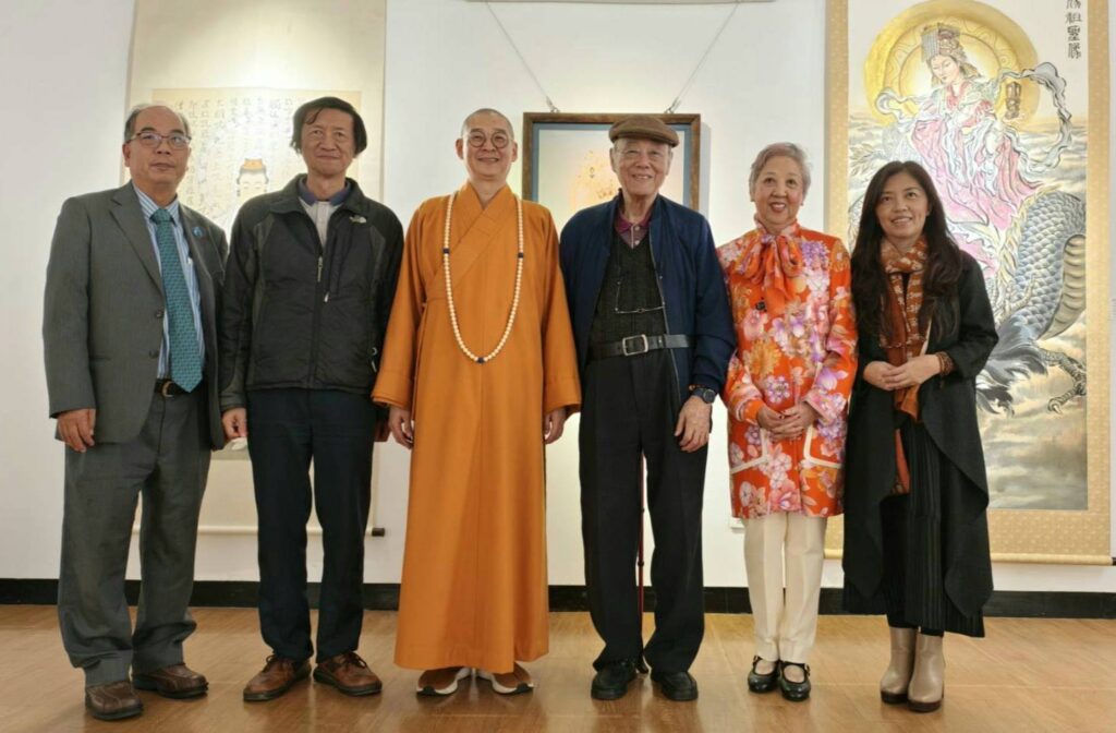 ▲三位講座主講人與出席講座貴賓開心合影留念。（記者 詹佳綺/攝）