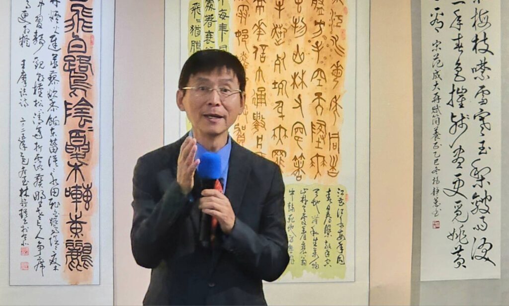 ▲中華文化交流協會前理事長暨兩岸藝術網執行長張璧麟,認為書會聯展在書畫傳承中展現世代接力,備受肯定。(記者 詹佳綺/攝)