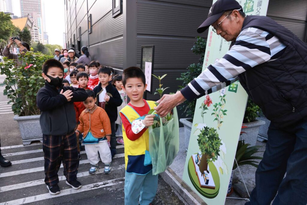 ▲贈樹苗活動開始，大小朋友開心排隊領取三種樹苗。（圖/國父紀念館 提供）