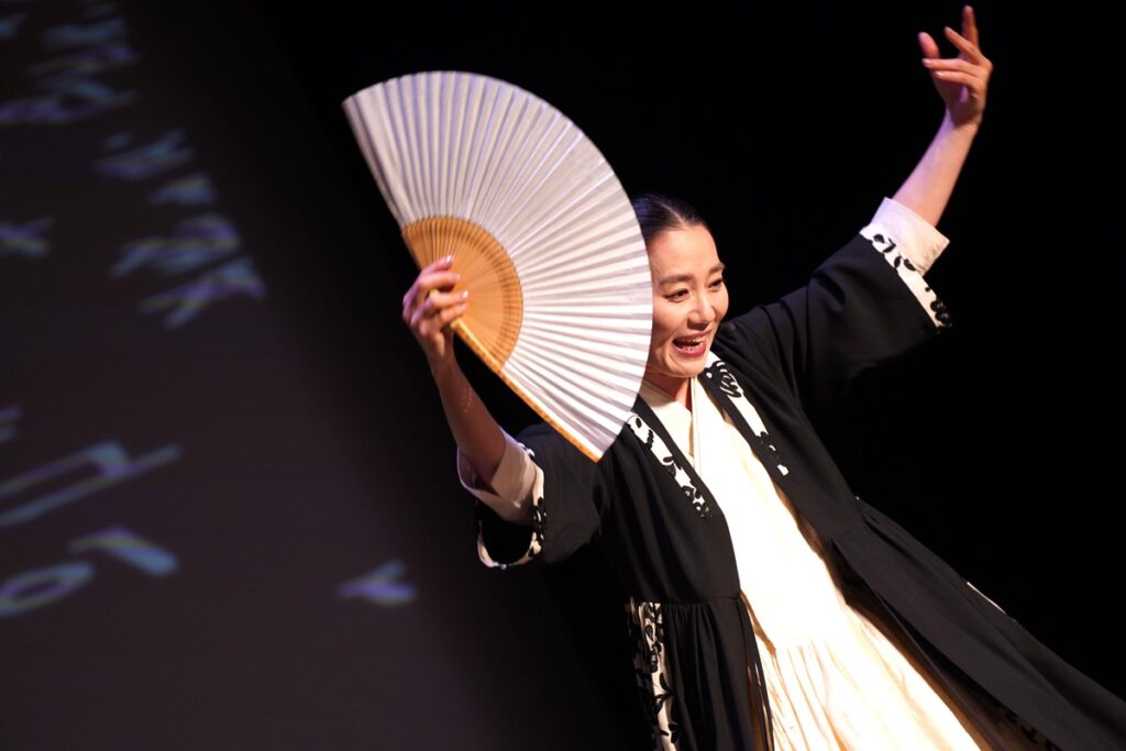 IPKOASON成員歌者李勝熙現場演唱盤索里，舉手投足間散發出十足的戲劇張力。（圖/傳藝中心提供）