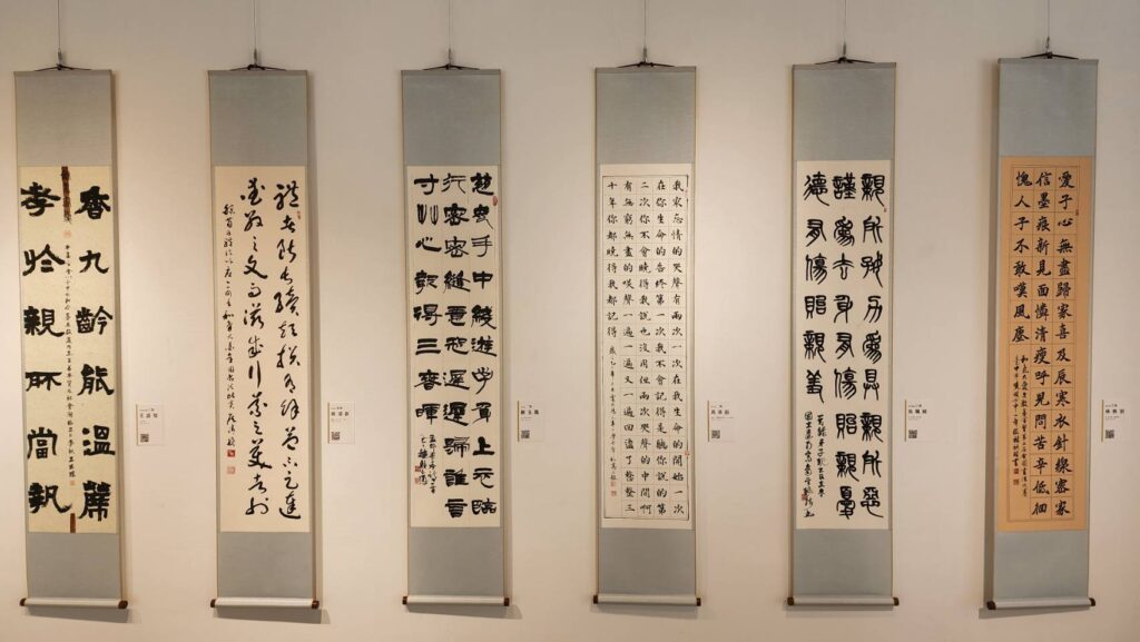 ▲▼展出中的各組得獎作品，在展場完整呈現，令觀者視野大開，創作者展現的書藝文采與實力，備受正面評價。（記者 辛澎祥/攝）