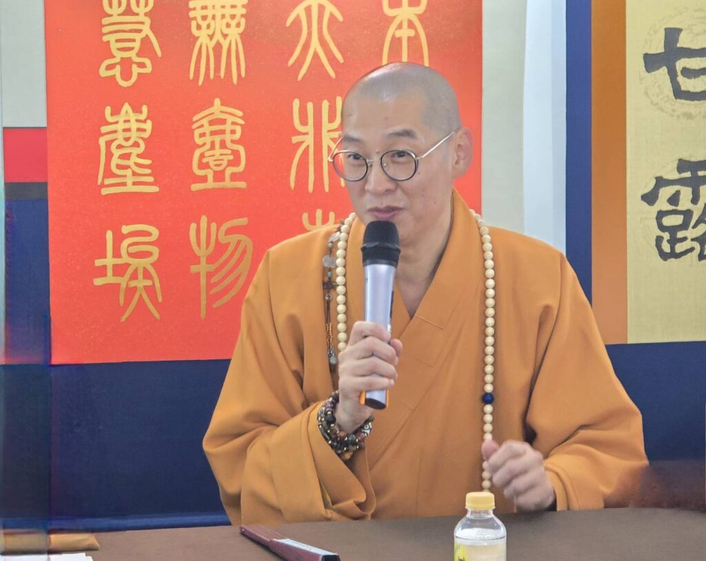 ▲廣修禪寺住持大慧法師在座談會上敘述在佛法世界中，大家要心存善念，力求和善與喜樂，讓世界充滿光與熱。（記者 詹佳綺/攝）