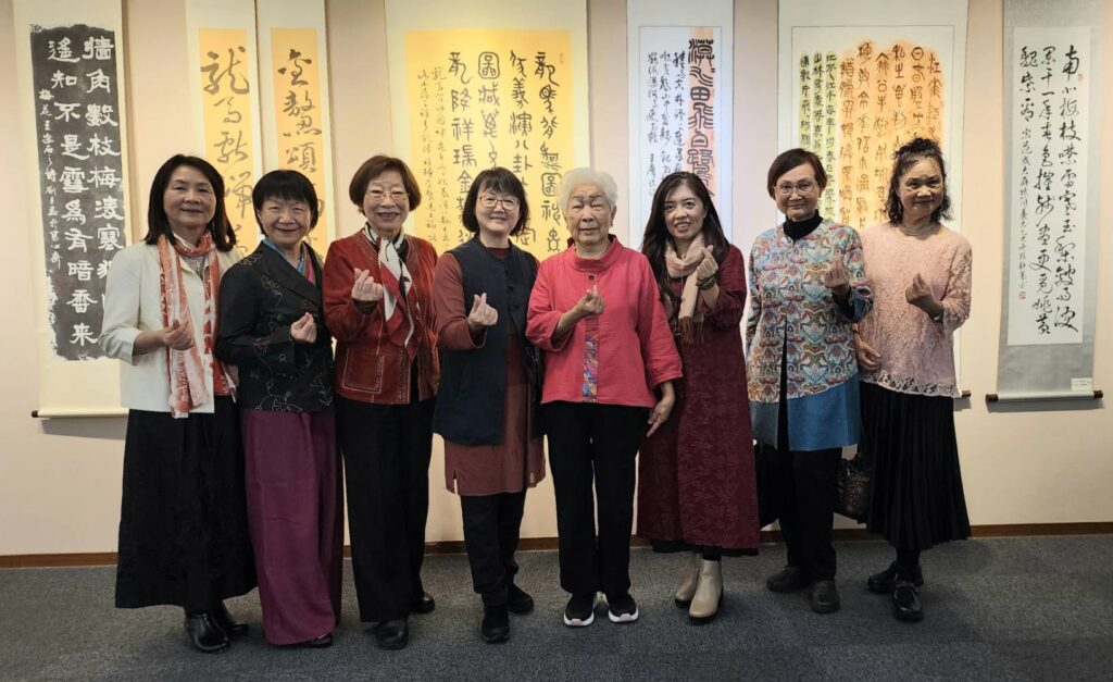 ▲在精神領袖謝季芸老師(右四)的登高一呼下,出席開幕式的各書會領導人共聚一堂,展現女書法家的優雅與藝術特質。(記者 詹佳綺/攝)