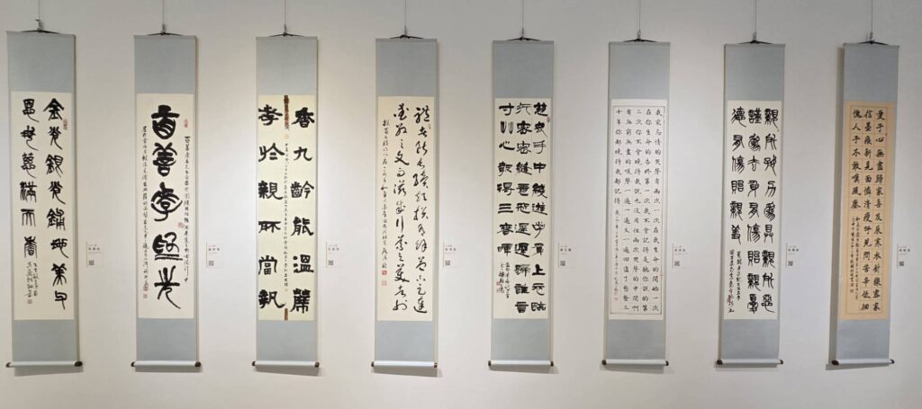 ▲展場展出各組得獎人的作品,不僅五體兼備,也呼應了主辦單位對發揚中華傳統文化的精神,作品更加引起觀賞者正面評價。(記者 詹佳綺/攝)