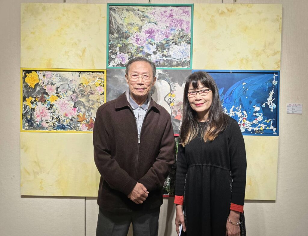 ▲本展策展人林象元老師（左）與聯展召集人張梅香，在張梅香以花卉為創作主題前合影留念。（記者 詹佳綺/攝）