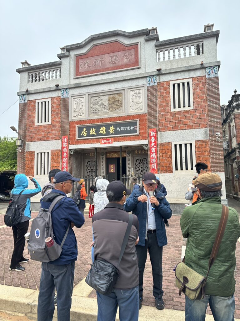 ▲金門當地文史工作者為參與活動的民眾講述後浦頭黃姓聚落的文史發展過程。(圖/金門文化局 提供)