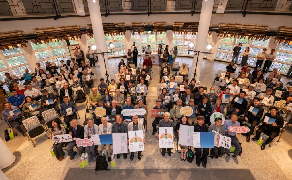 ▲出席工藝中心工藝新書發表的工藝界人士、學術界與中央及地方代表與貴賓齊聚一堂,場面相當熱烈。(記者 辛澎祥/攝)