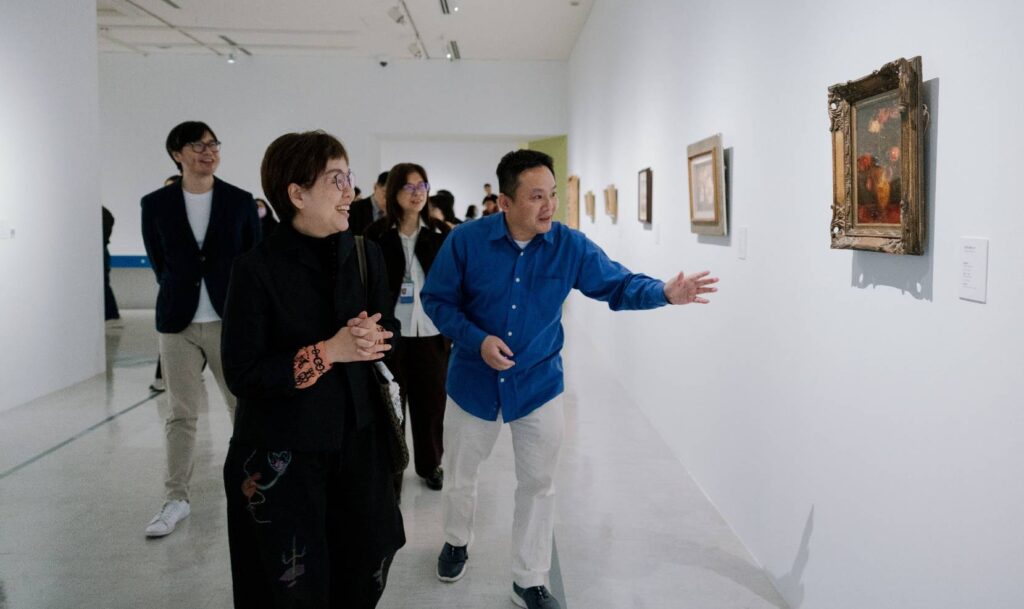 ▲策展單位為文化部次長王時思(左)等貴賓進行作品導覽。(圖/國美館 提供)