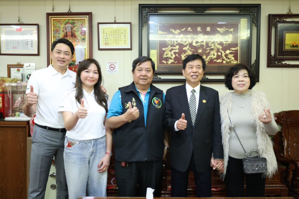 ▲白沙屯拱天宮主委洪文華（中）與捐贈款項的宏利發建設總經理陳君毅（左起）董事長楊雅婷、300B1區前總監楊燦煌及夫人楊陳玉霞一行合影留念。（記者 詹佳綺/攝）
