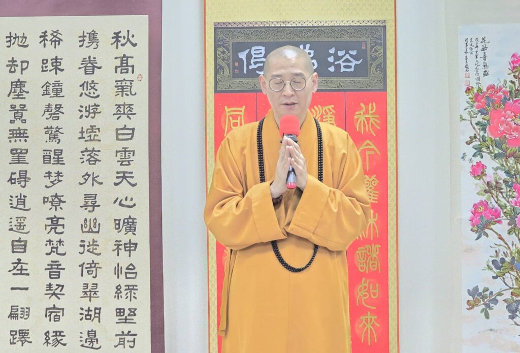 ▲廣修禪寺助持大慧法師在開幕式上特別誦經回向呂玉環老師，並為在場貴賓祝願祈福，場面溫馨感人，莊嚴殊勝。（記者 詹佳綺/攝）
