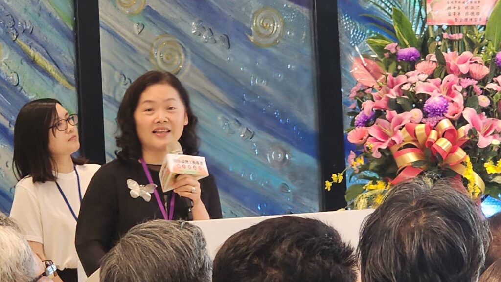 ▲擔任「工藝臺灣-永續之道」一書主編的凌春玉博士,提綱契領的說明與呈現全書的精髓。(記者 辛澎祥/攝)