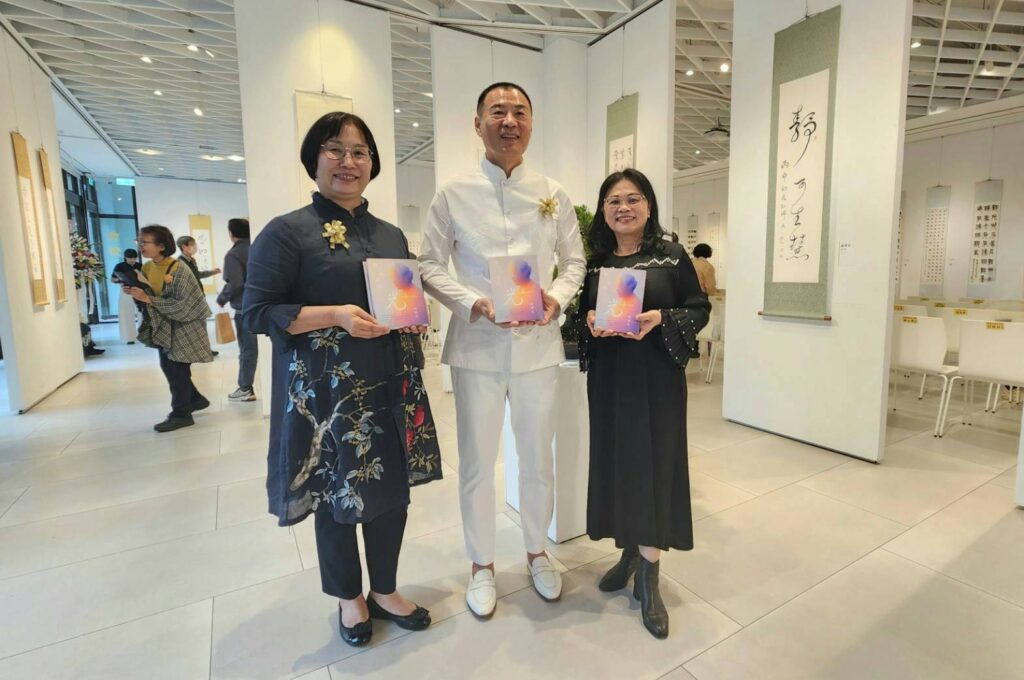 ▲孫端吉教授的著作「我心中永遠的光」,在展場成為大家矚目的焦點。和氣大愛文教基金會董事長段傳芬(左起)基金會創辦人周瑞宏教授與基金會總編輯顏綺霞特別向大家推薦這本具有正能量的好書。(記者 詹佳綺/攝)