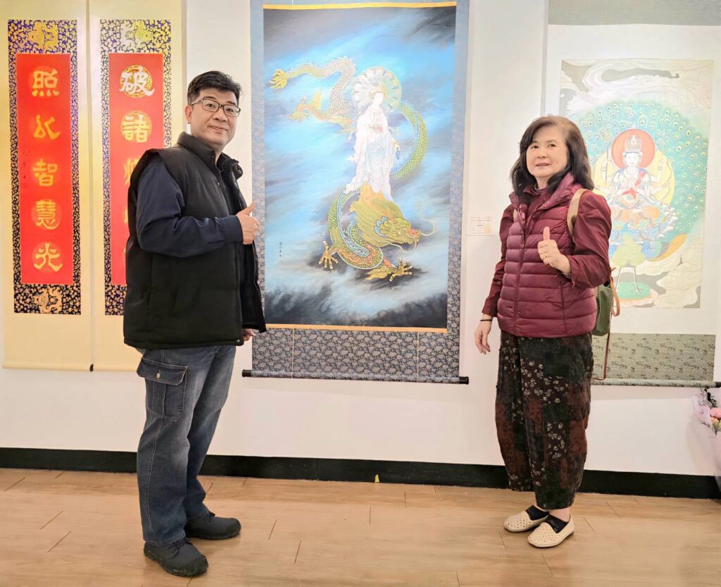 ▲藝術家胡琪田老師(左)在他展出作品前與前來道賀的鄒恆德老師在展場合影留念。(記者 詹佳綺/攝)