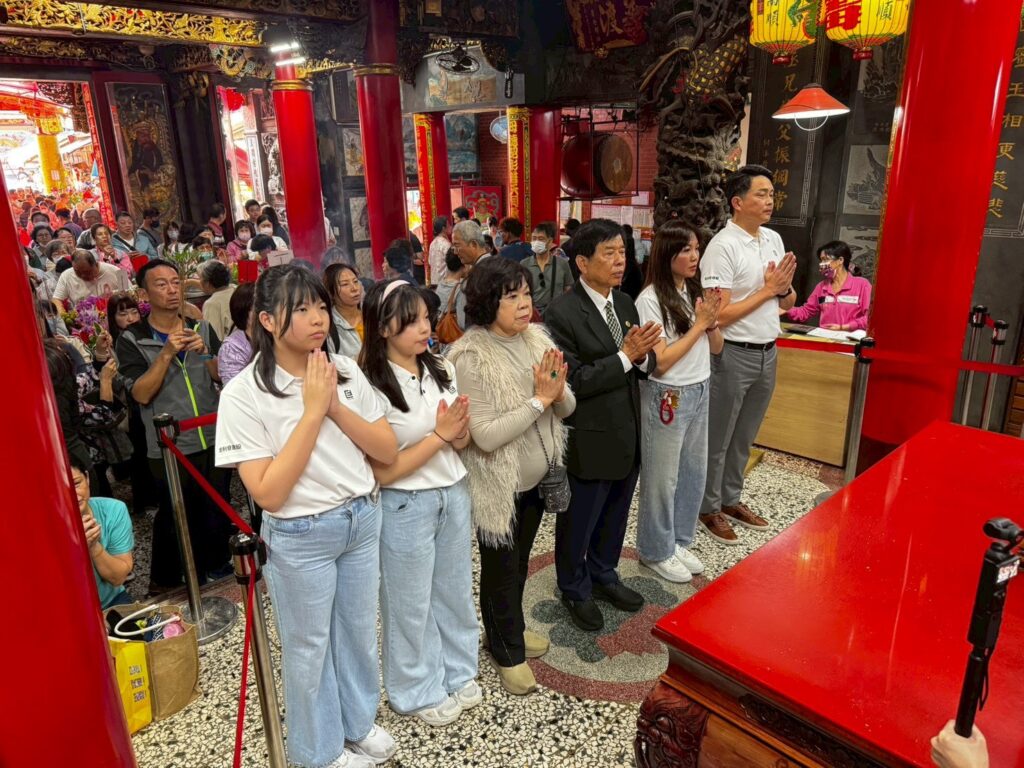 ▲宏利發建設董事長楊雅婷（前右二）與家人及父母親在拱天宮媽祖神前祝願祈福。（記者 詹佳綺/攝）