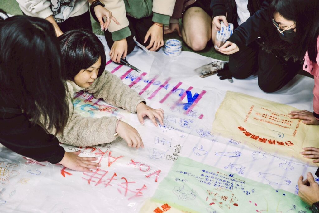 新北市美術館透過工作坊邀請民眾參與創作，以回收塑膠袋進行繪製與拼貼，實踐藝術與環境永續的結合。（圖/文化局提供）
