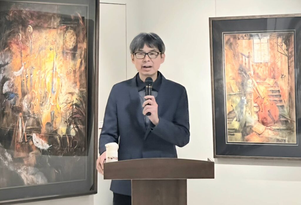 ▲國際水彩大師簡忠威教授說明了張綺舫對藝術的專注，個展更展現了她才華洋溢的特質，讓夢想成真。（圖/張綺舫 提供）