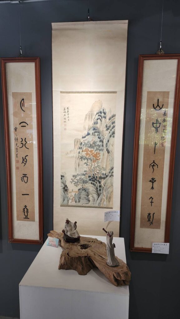 ▲大陸水墨畫家吳錦松與書法家鐘克豪的甲骨文作品，成為展場矚目的焦點，也是洪啟義老師早期的收藏品。（記者 辛澎祥/攝）