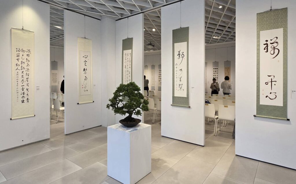 ▲孫端吉教授在展場所展出獨樹一格的書藝作品,在草書撰寫與揮灑中,但見融合太極與靈性的書體文字,讓人讚嘆不已。(記者 詹佳綺/攝)