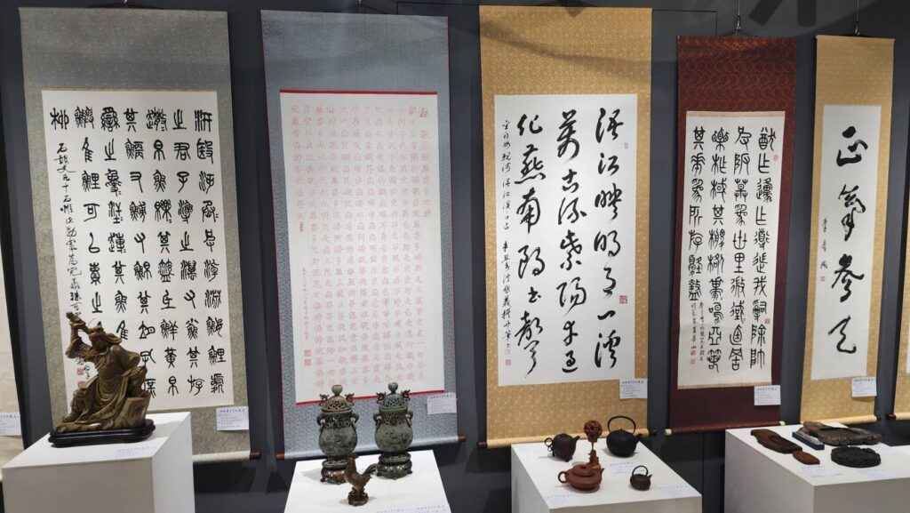 ▲兩岸知名書法家的墨寶，也在洪啟義老師的稹密收藏下，以收藏展的型態展出，格外受到外界的注意。（記者 辛澎祥/攝）