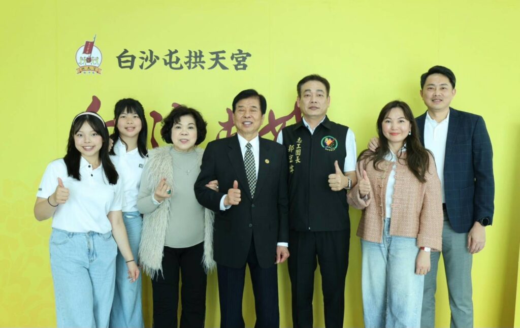 ▲在白沙屯拱天宮留下難得的合影畫面，是宏利發建設在公益活動常年舉辦以來，以護持媽祖的奉獻義舉最為難能可貴。（記者 詹佳綺/攝）